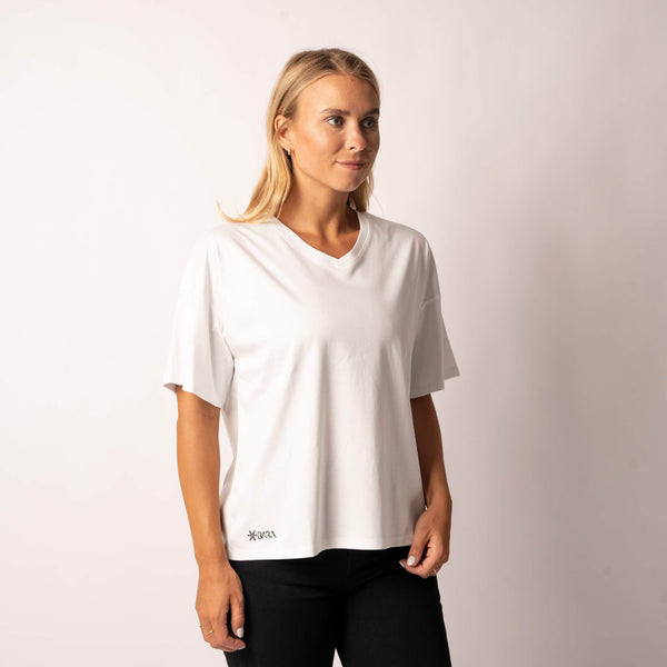 Hvit resirkulerbar t-skjorte fra BARA Sportswear. 