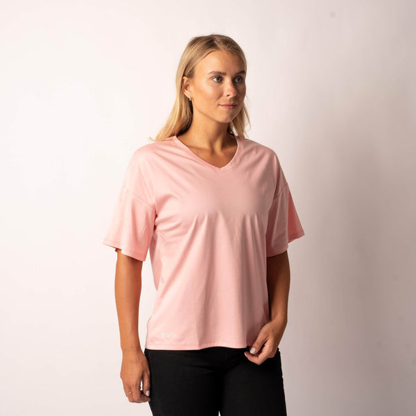 Rosa t-skjorte fra BARA Sportswear med vhals og resirkulerbart materiale. 