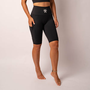 Sort lang shorts med logo for kvinner fra BARA Sportswear